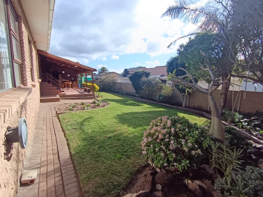 To Let 3 Bedroom Property for Rent in Heiderand Western Cape